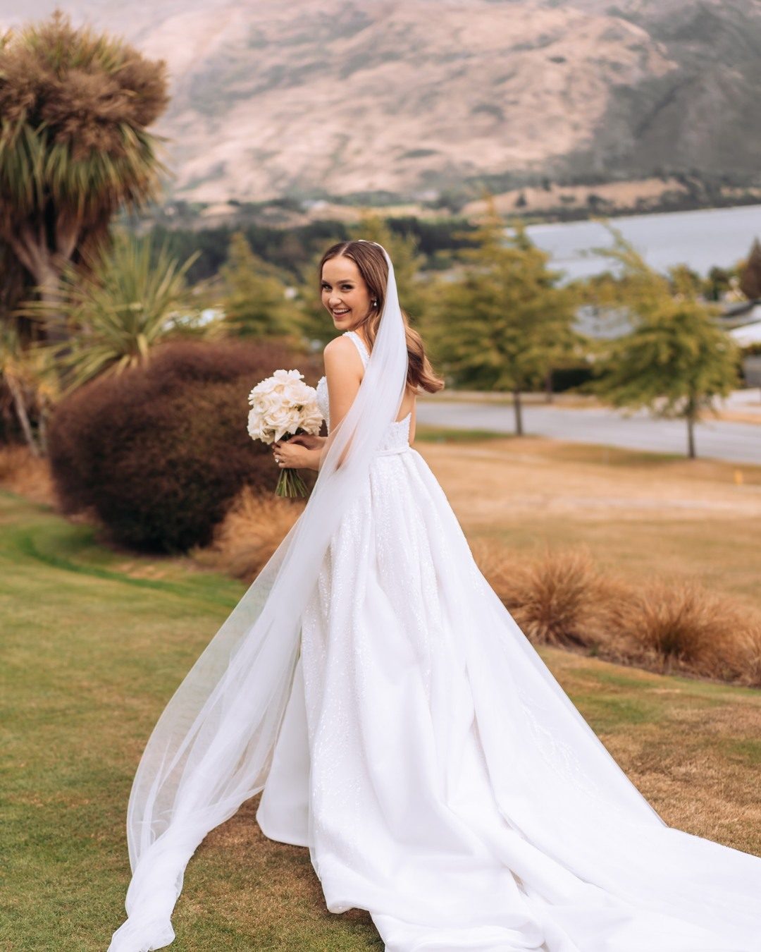 A stunning bride in a breathtaking place. ✨
Photography by @wild.weddings 

#Wanaka #Weddings #weddingphotography #newzealand