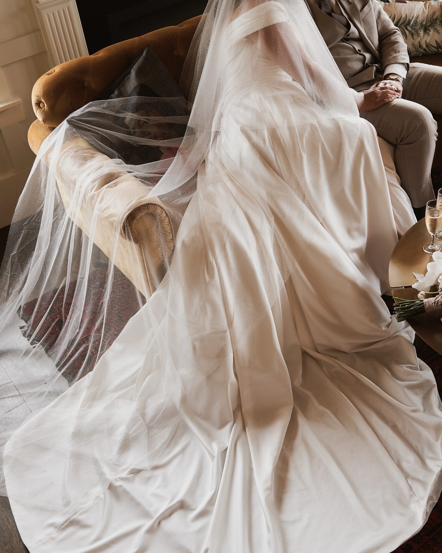 That veil. That train. We’re in love! ❤️

Stunning photo by @ayshandhamish 

Credit:
Venue: @mudbrick_weddings  @mudbrick_nz 
Florist: @wildflowerwaiheke 
Cake: @lilithwaiheke 
Styling & Hire: @theislandcollection 
Band: @twomanychiefsband 
DJ: @zap_entertainmentnz 
Dresses/Veil: @maggiesotterodesigns @astrabridal.auckland @madewithlovebridal 
Make up & Hair: @bevivid_ap 
Bridesmaids dress: @blakbridesmaids 
Rings: @naveyaandsloanejewellery